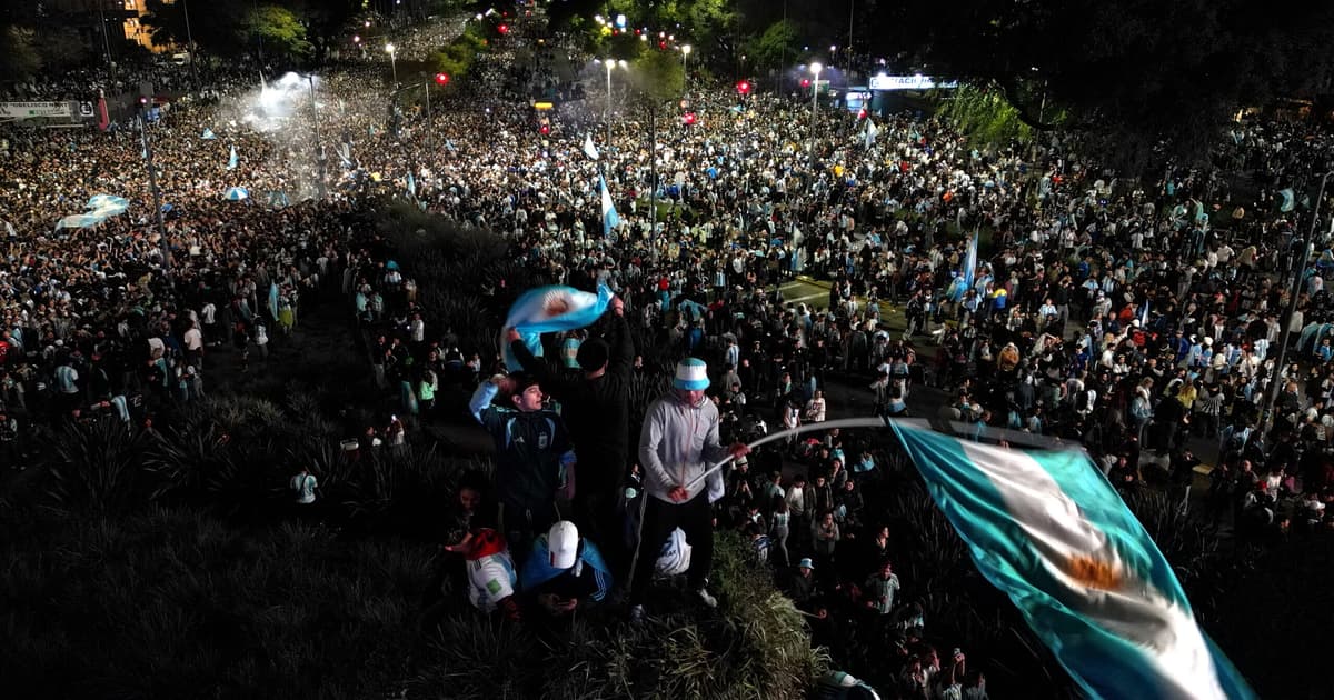 De Buenos Aires à Espanha, torcida argentina celebra remontada e final da Copa do Mundo