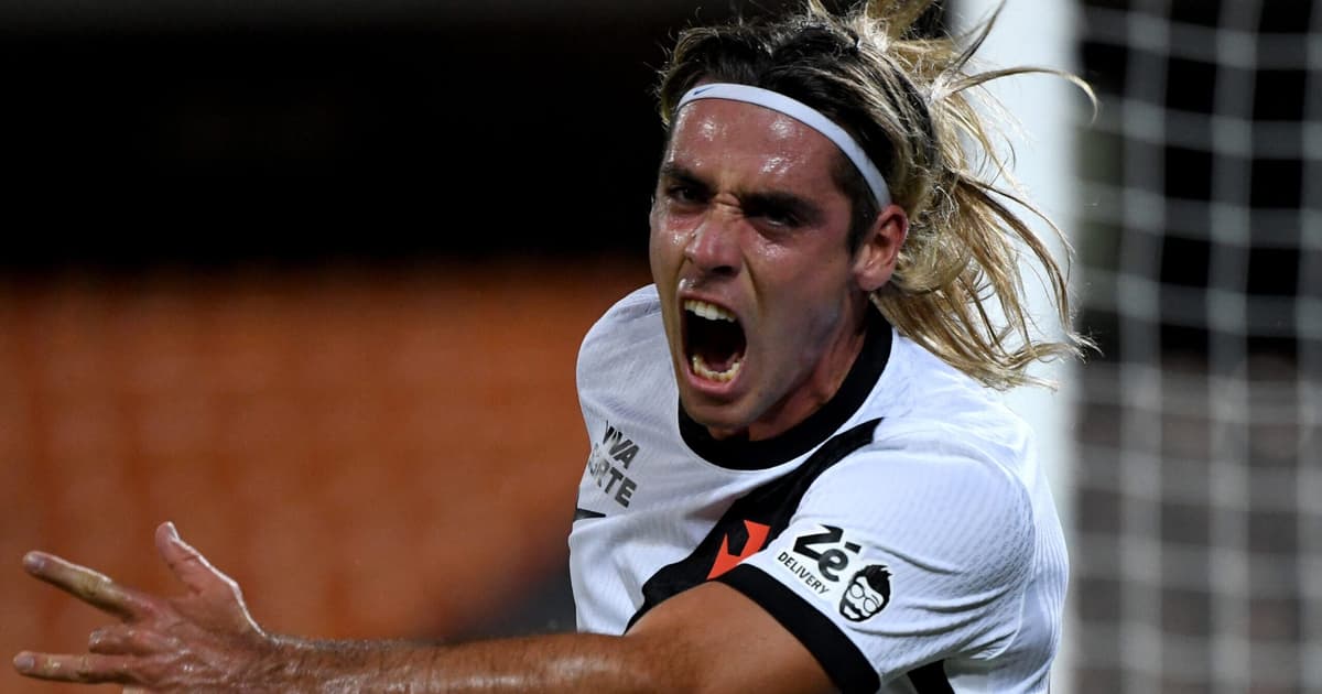 Spinelli sai do banco, evita derrota na Sul-Americana e vira artilheiro do Vasco