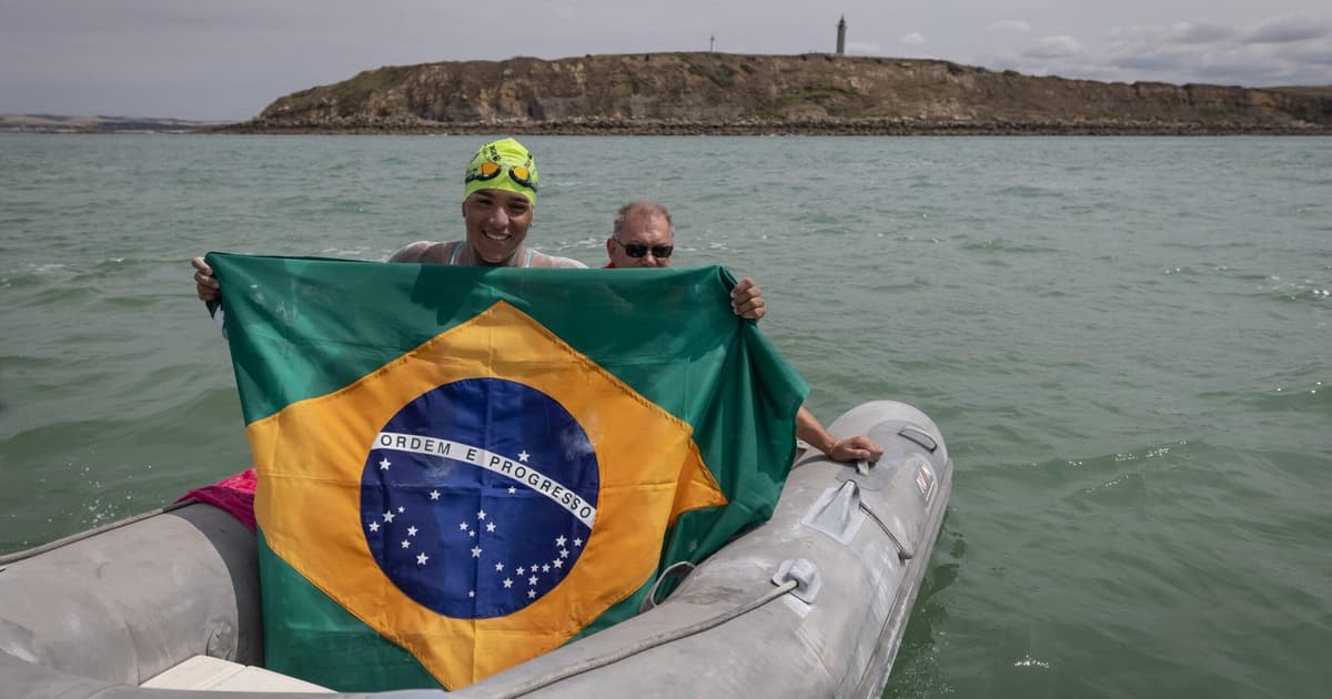 Ana Marcela Cunha bate recorde sul-americano na travessia do Canal da Mancha
