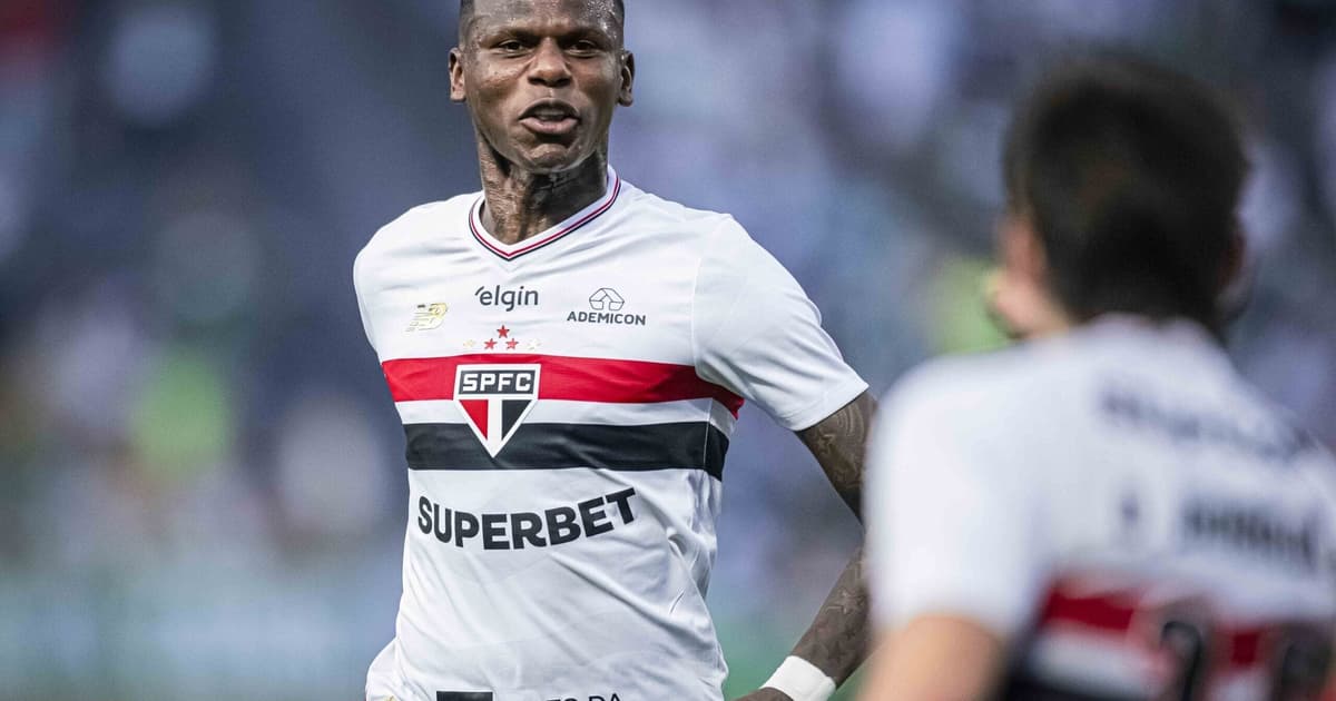 Torcida do São Paulo vaia Arboleda antes de partida contra o Athletico-PR