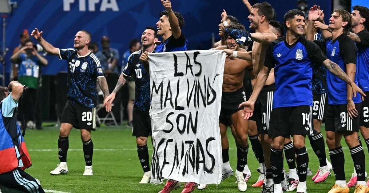 Jogadores da Argentina provocam ingleses com faixa da Malvinas; confira