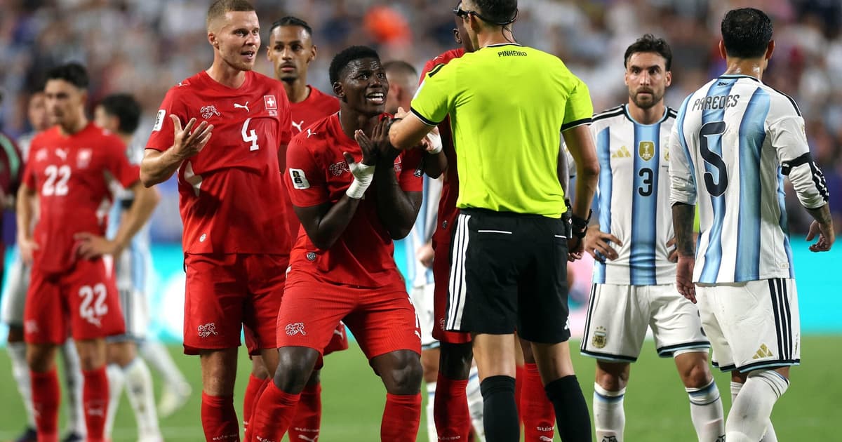 IFAB aponta erro do VAR em expulsão que favoreceu Argentina na Copa