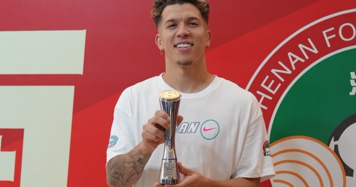 Ex-Botafogo e Vasco, meia recebe prêmio na Superliga Chinesa