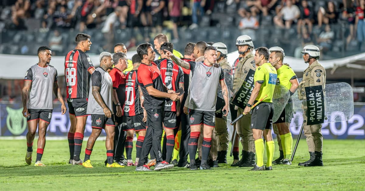 Árbitro expulsa dois do Vitória no mesmo lance contra o Palmeiras