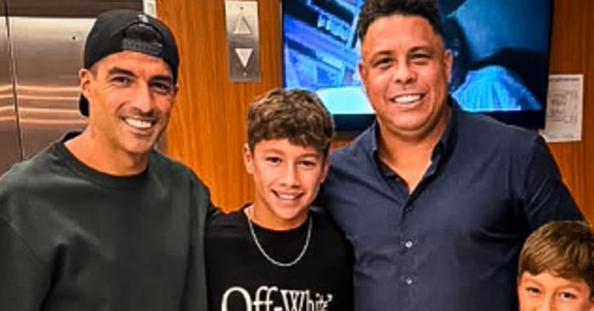 Suárez se encontra com Ronaldo Fenômeno e admite: 'O melhor de todos'