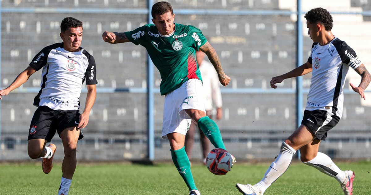 Atacante do Palmeiras faz golaço do meio-campo contra o Corinthians no Sub-20; assista