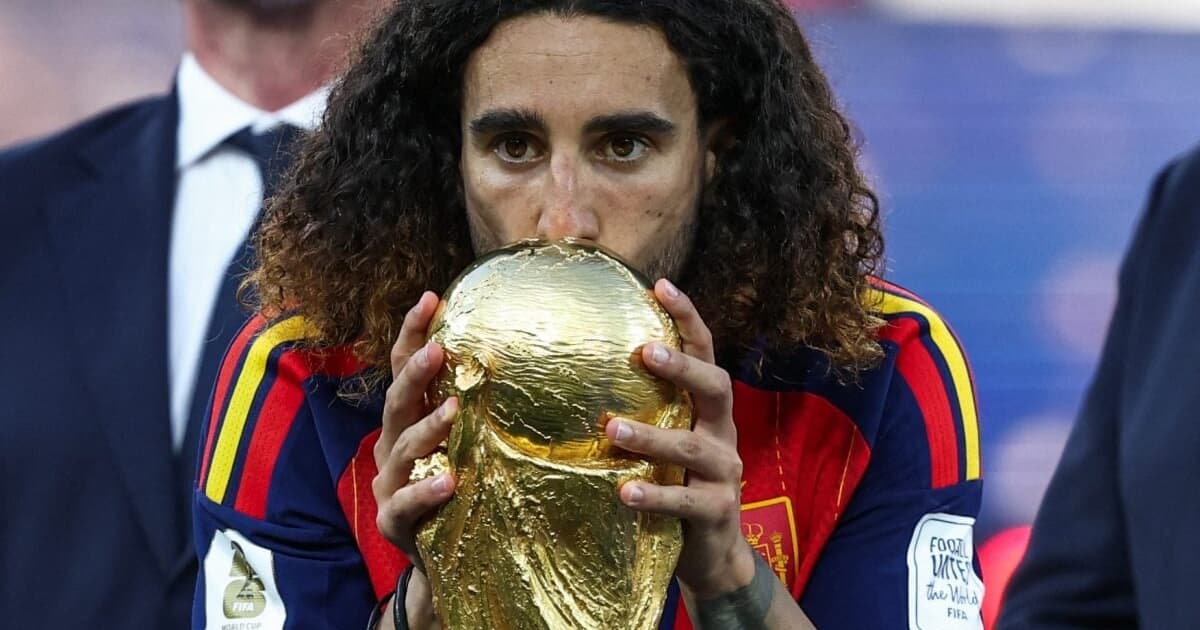 Cucurella repete superstição de campeão em 2010; entenda