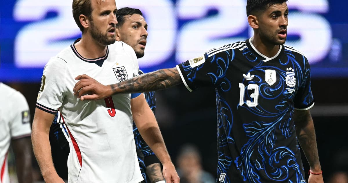 Defensor da Argentina critica ex-jogadores ingleses: 'Falam muito'