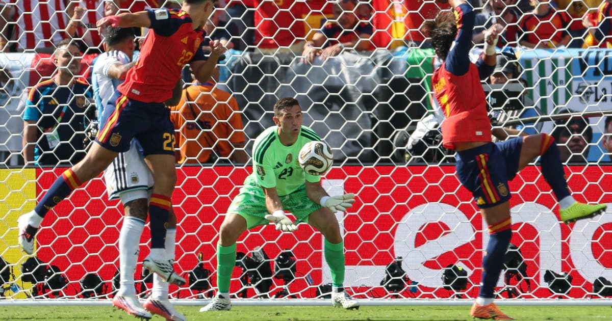 Dibu Martínez, da Argentina, bate recorde de defesas em final de Copa do Mundo