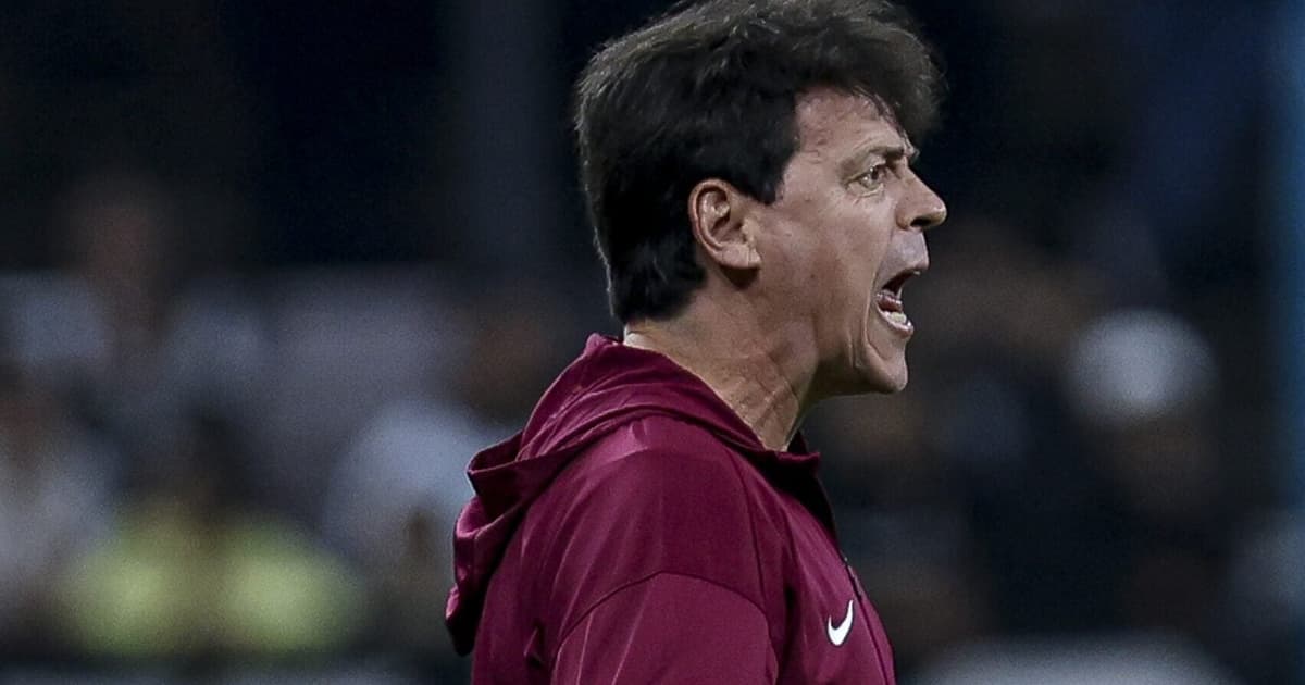 Diniz protagoniza momento polêmico em Corinthians x Athletico-PR com gesto de descontentamento