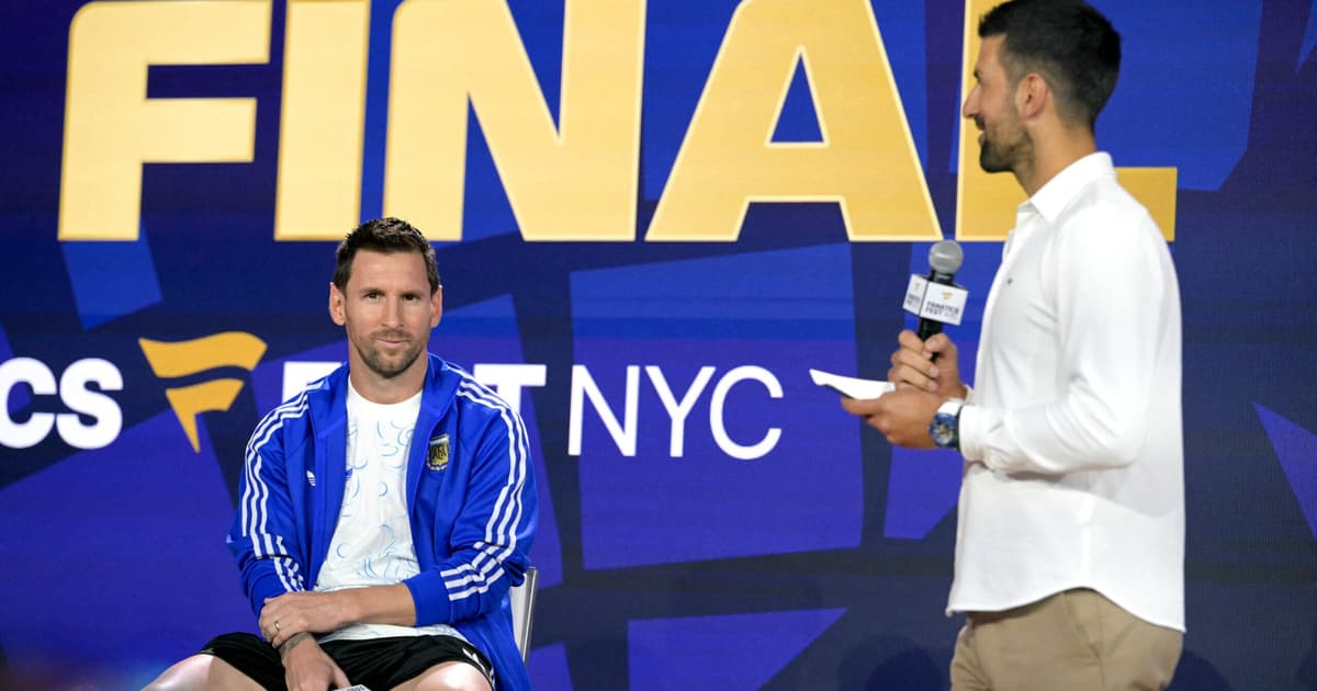 Djokovic joga com Vozinha e divide palco com finalistas da Copa do Mundo