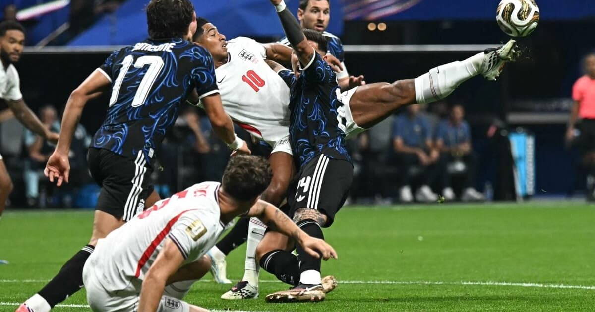 Decisão da arbitragem em Inglaterra x Argentina gera revolta: 'Começou cedo'