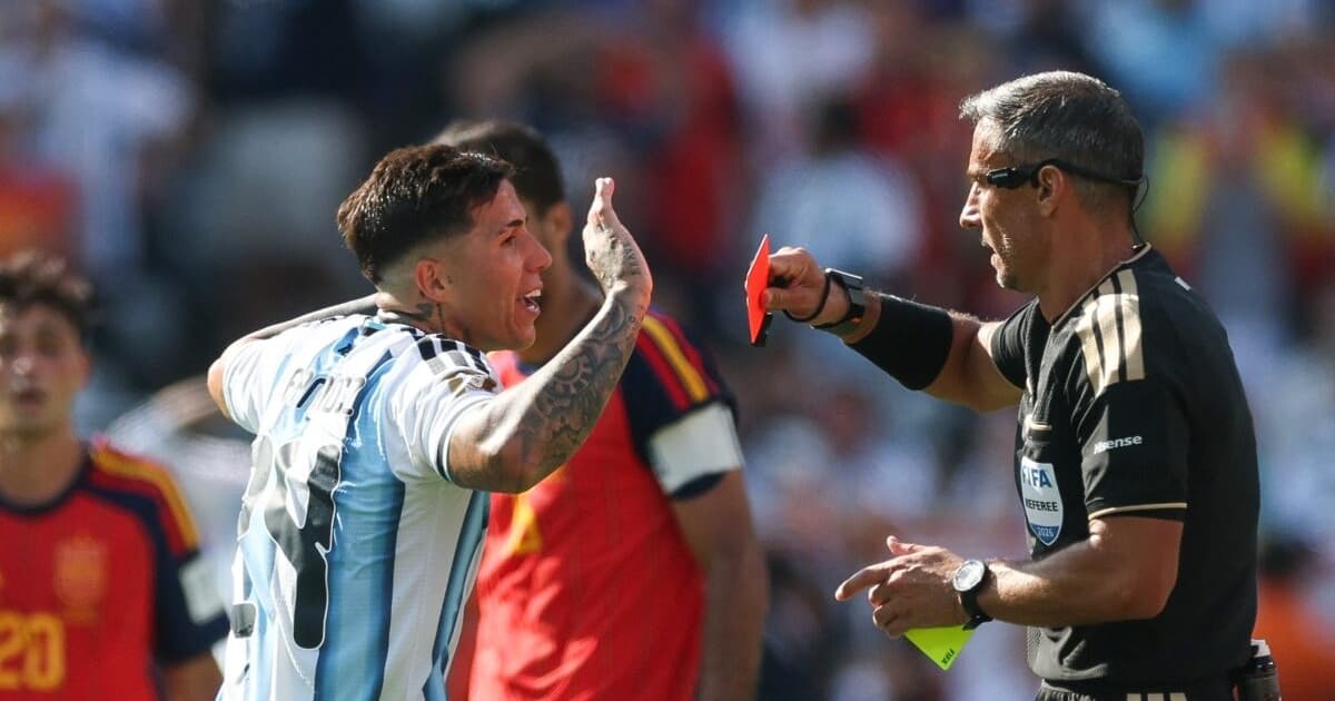 Expulsão de Enzo em Espanha x Argentina repercute: 'Finalmente'