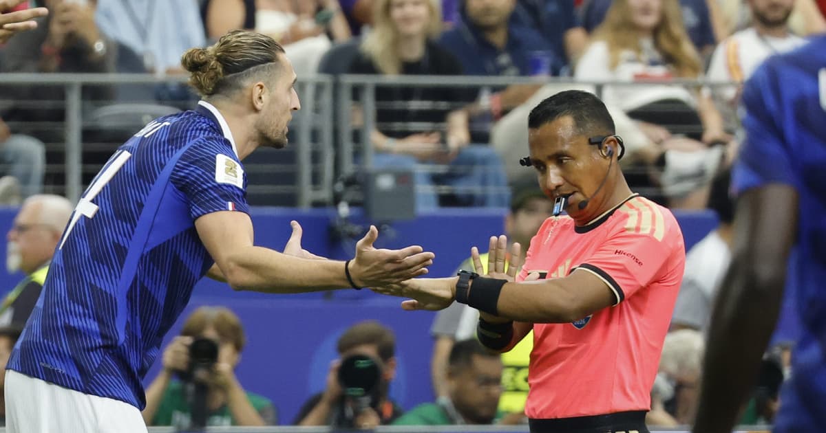 Decisão da arbitragem em França x Espanha causa revolta: 'Inacreditável'