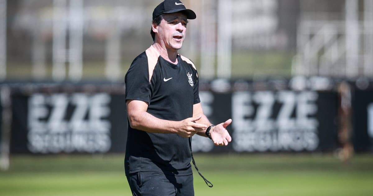 Diniz comanda treino tático do Corinthians de olho no Remo