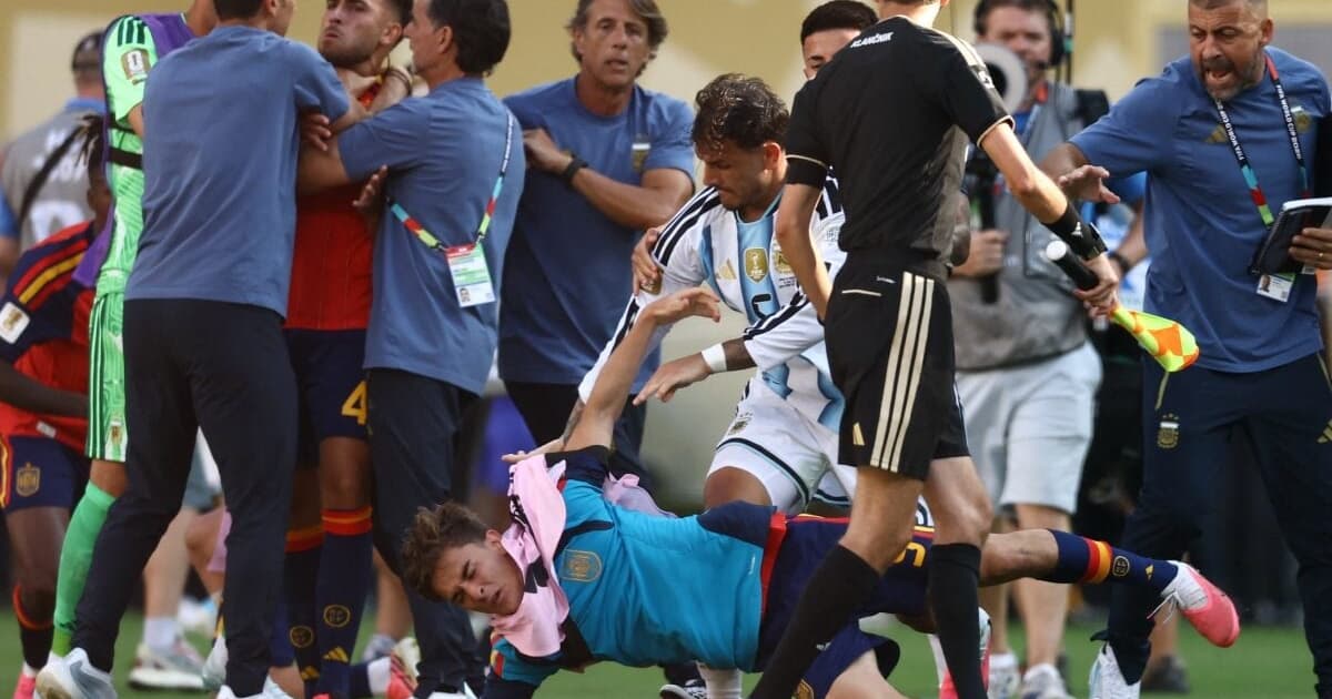 Briga no fim da partida entre Espanha e Argentina viraliza: 'Não sabem'