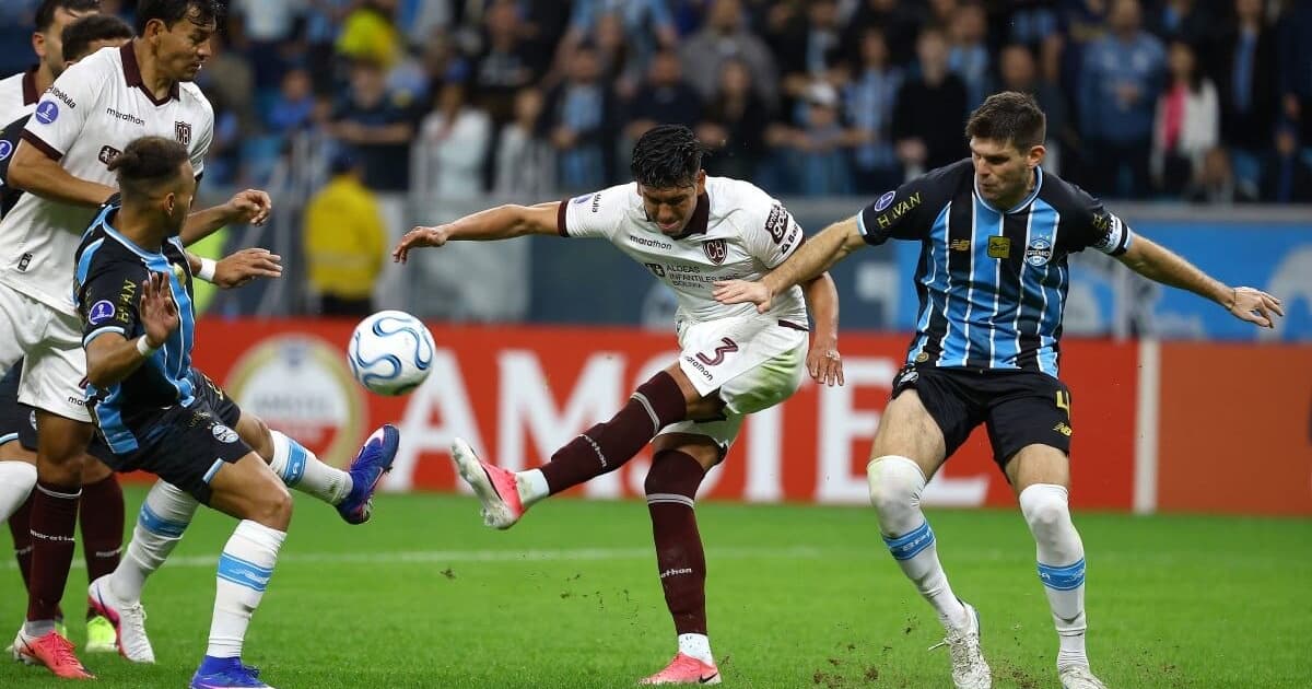 Gol perdido em Grêmio x Bolívar choca torcedores: 'Inacreditável'