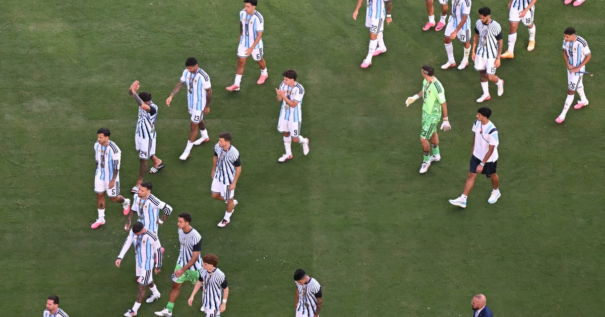Torcedores do Flamengo provocam jogador do Palmeiras após vice na Copa
