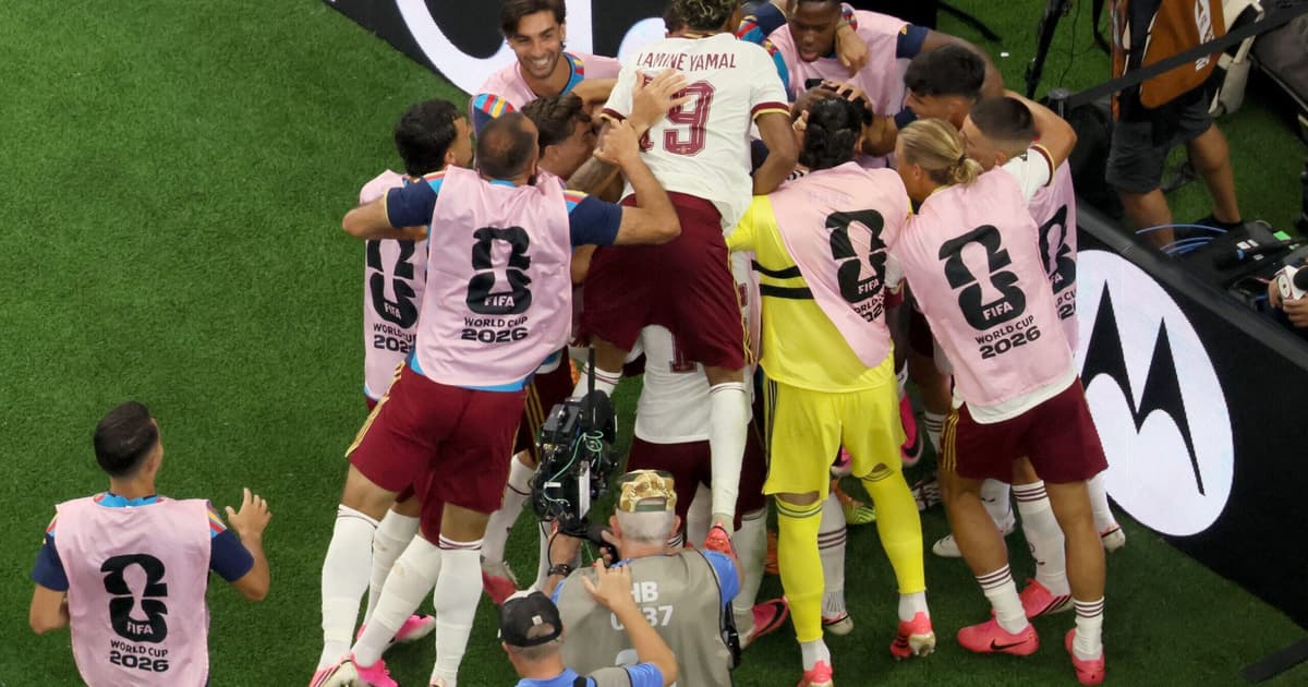 Da revolução do passe ao jogo vertical: como o meio de campo da Espanha mudou de 2010 para 2026