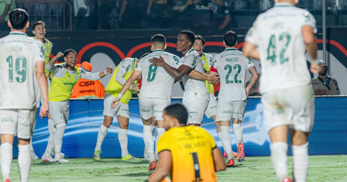 Palmeiras goleia Vitória em jogo de expulsões e abre vantagem no Brasileirão