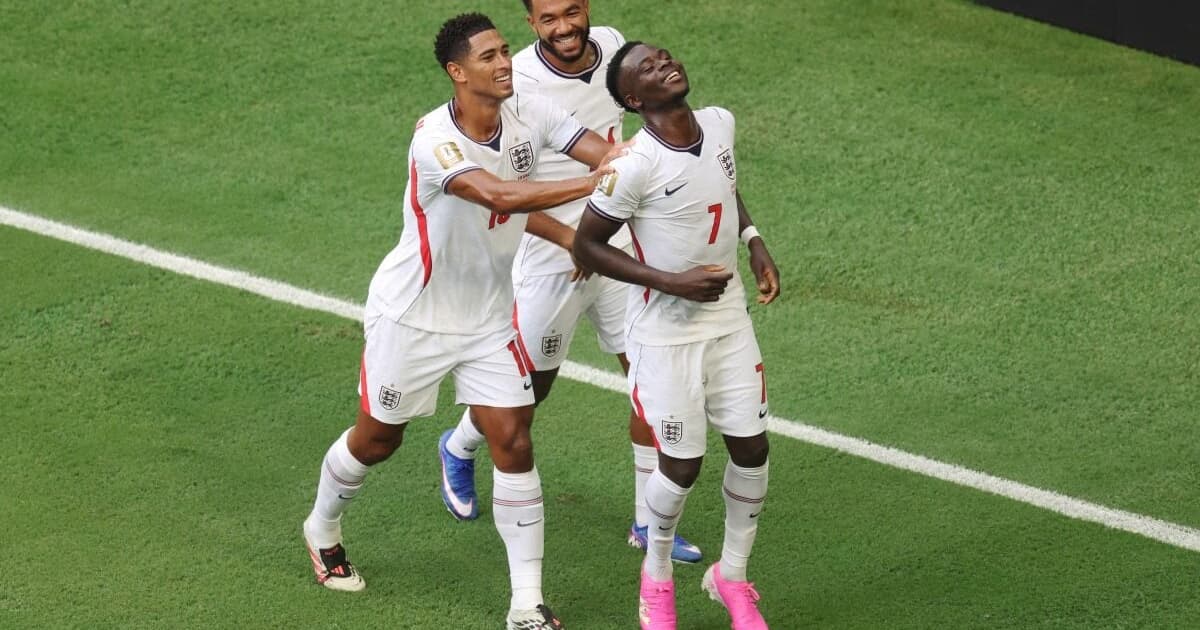 Atitude de Bellingham com Saka em vitória da Inglaterra viraliza: 'Deveria'