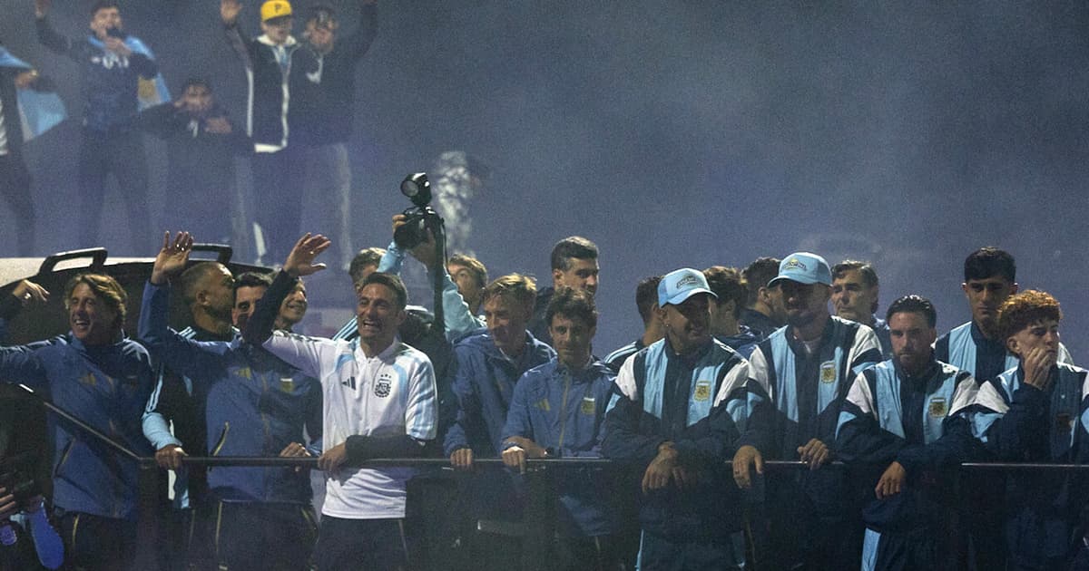 Delegação da Argentina é recebida com festa após vice da Copa do Mundo