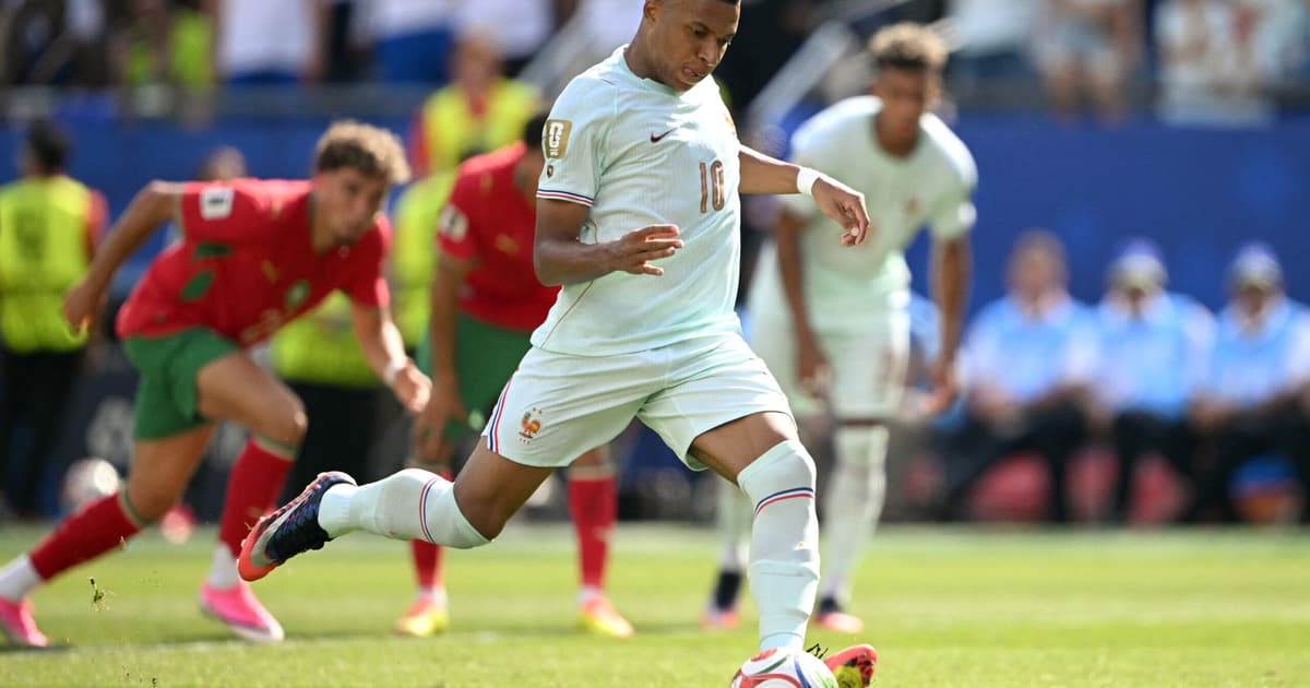 Mbappé perde pênalti após longa espera, mas marca e chega a 8 gols