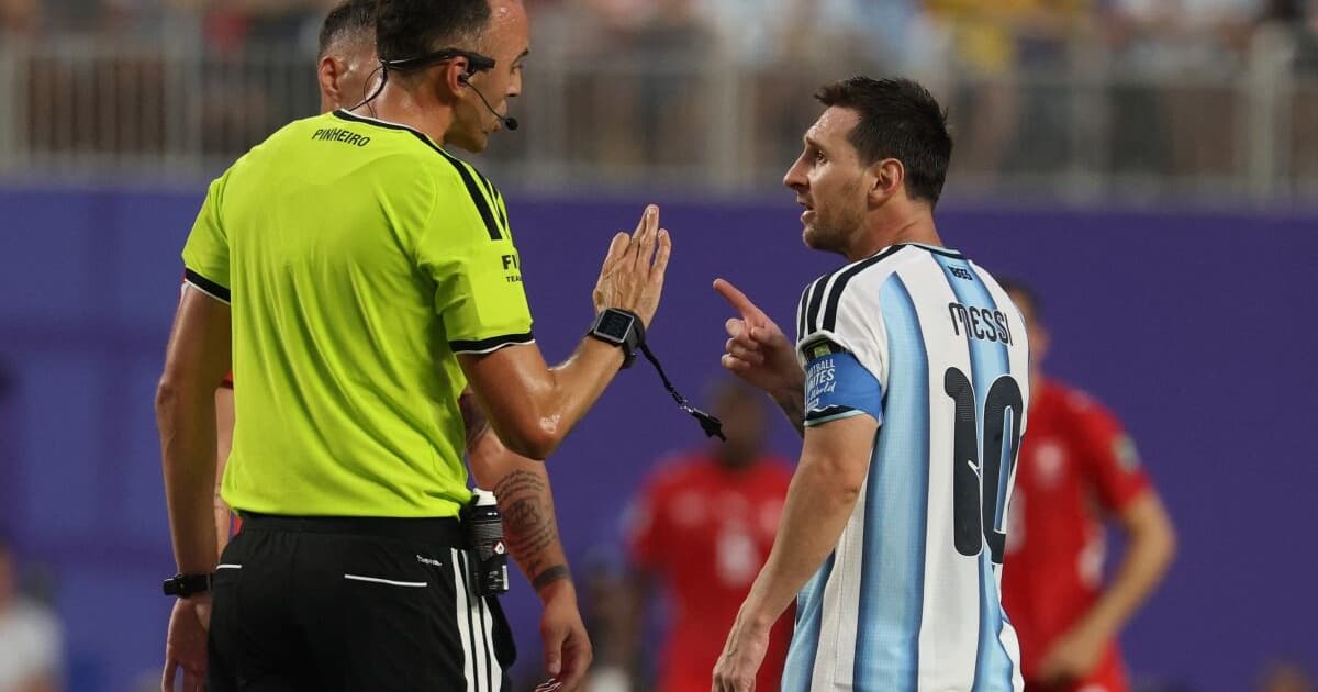 Messi enquadra árbitro em Argentina x Suíça: 'Fala comigo direito'