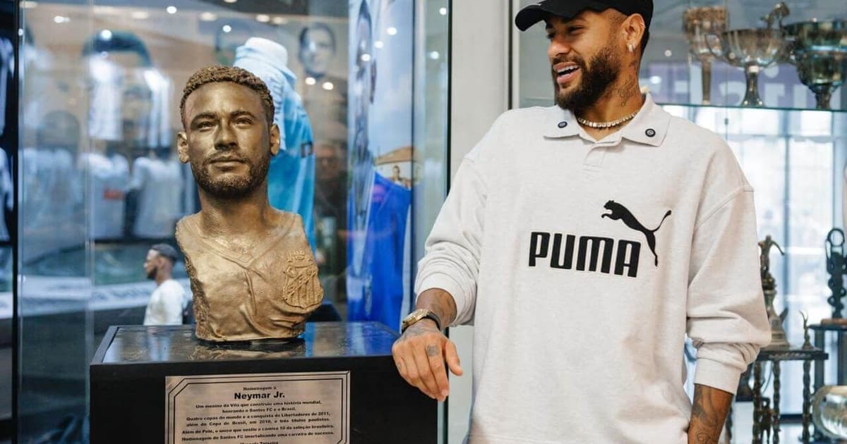 Neymar ganha busto e estátua no Memorial das Conquistas do Santos
