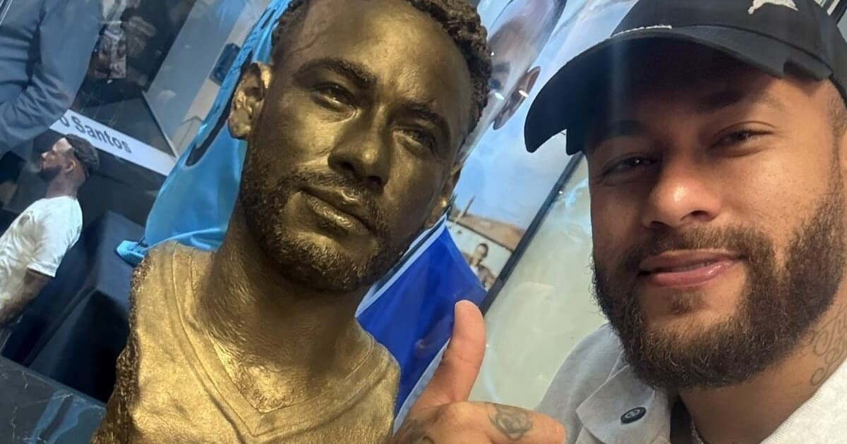 Busto em homenagem a Neymar na Vila Belmiro repercute: 'Herói'