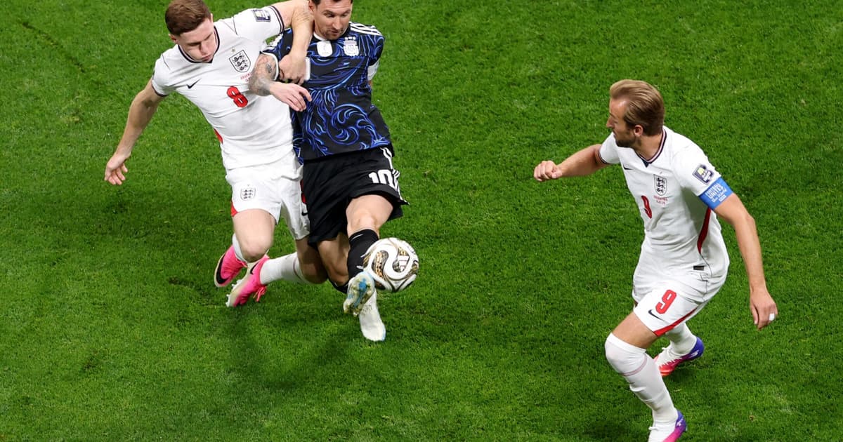 Técnico se irrita em Inglaterra x Argentina e árbitro vira alvo: 'Pipocando'
