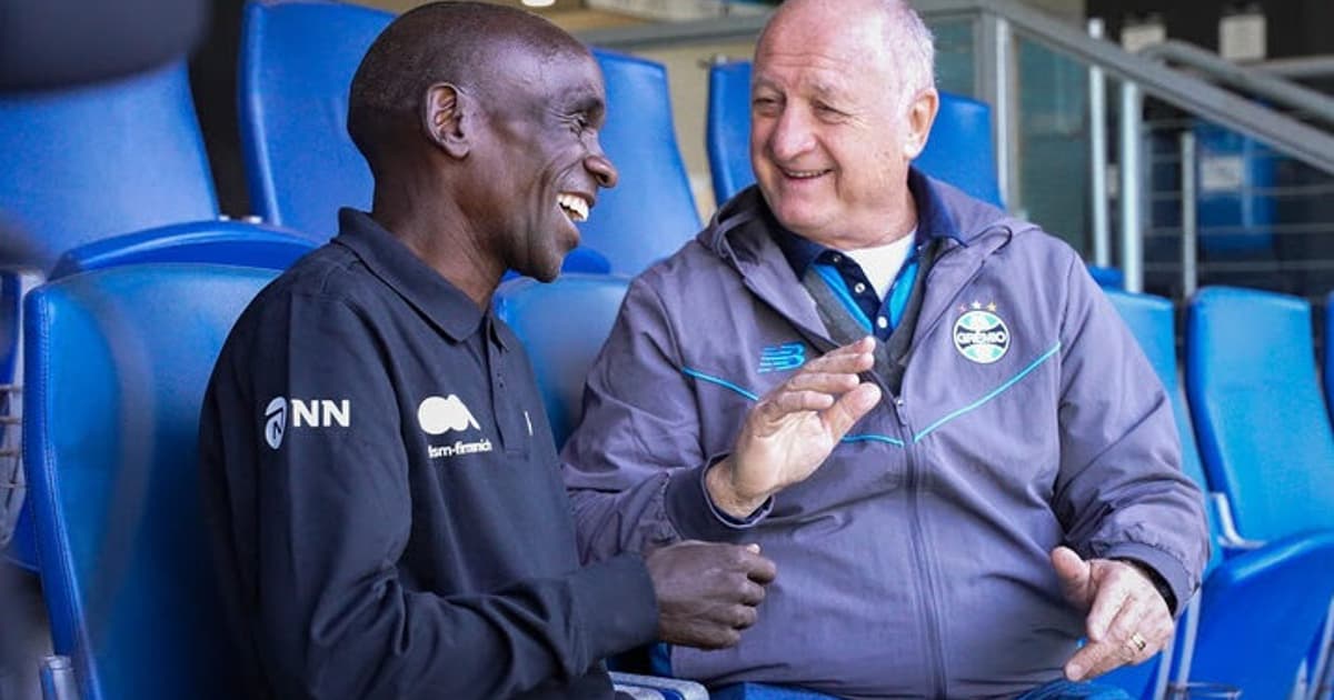 Bicampeão olímpico Kipchoge visita Arena do Grêmio e encontra Felipão