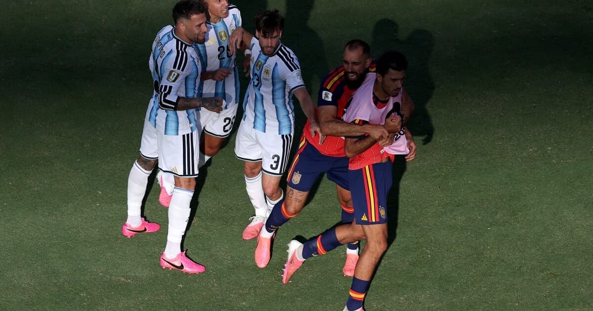 Torcedores detonam fala de Otamendi a Rodri após final da Copa: 'Coragem'