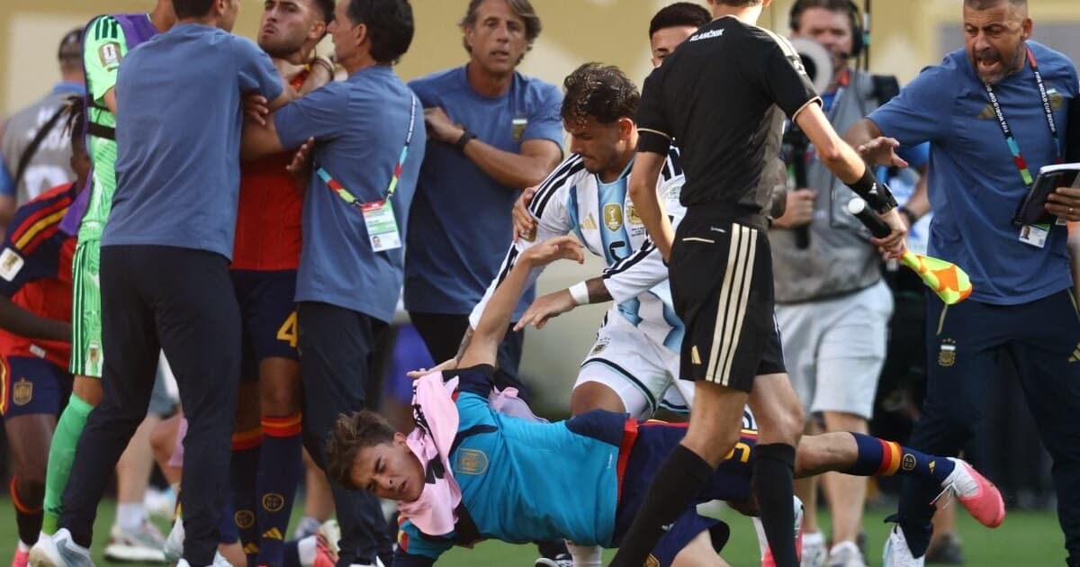 Ibrahimovic detona Paredes após briga na final da Copa: 'Teria lhe dado'