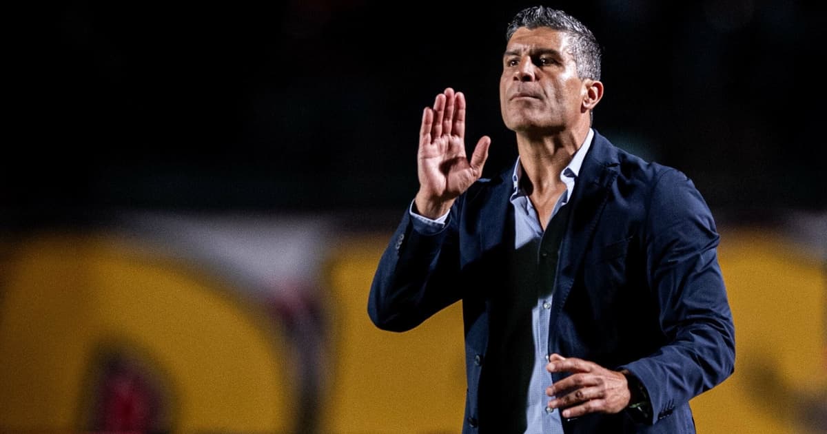 Torcedores do Vasco mandam recado a Pedro Emanuel após empate