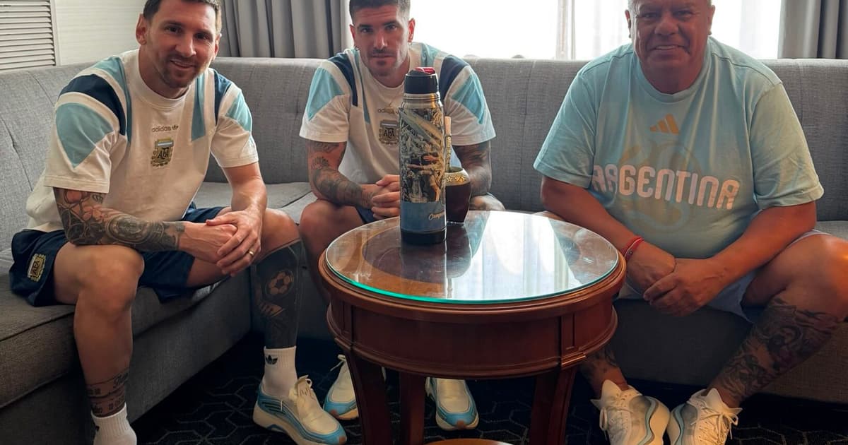 Presidente da AFA mantém superstição com foto ao lado de Messi e De Paul