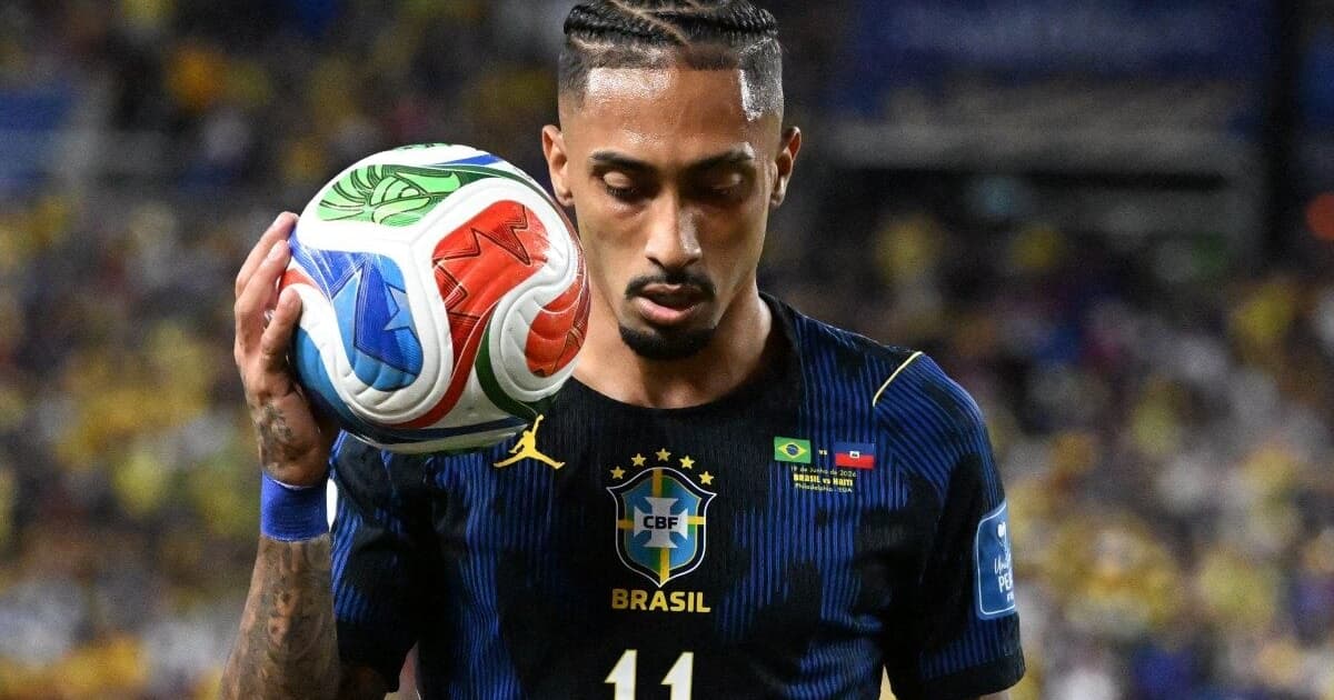 Jornal espanhol vê cenário favorável para saída de Raphinha do Barcelona
