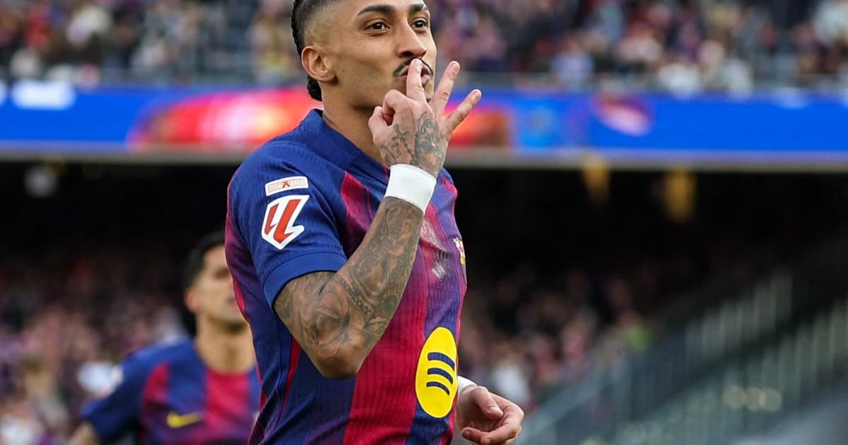 Raphinha vê forte concorrência no Barcelona e tem futuro indefinido