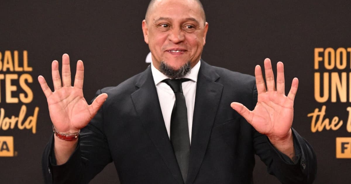 Roberto Carlos pede desculpas à torcida do Palmeiras por passagem no Corinthians