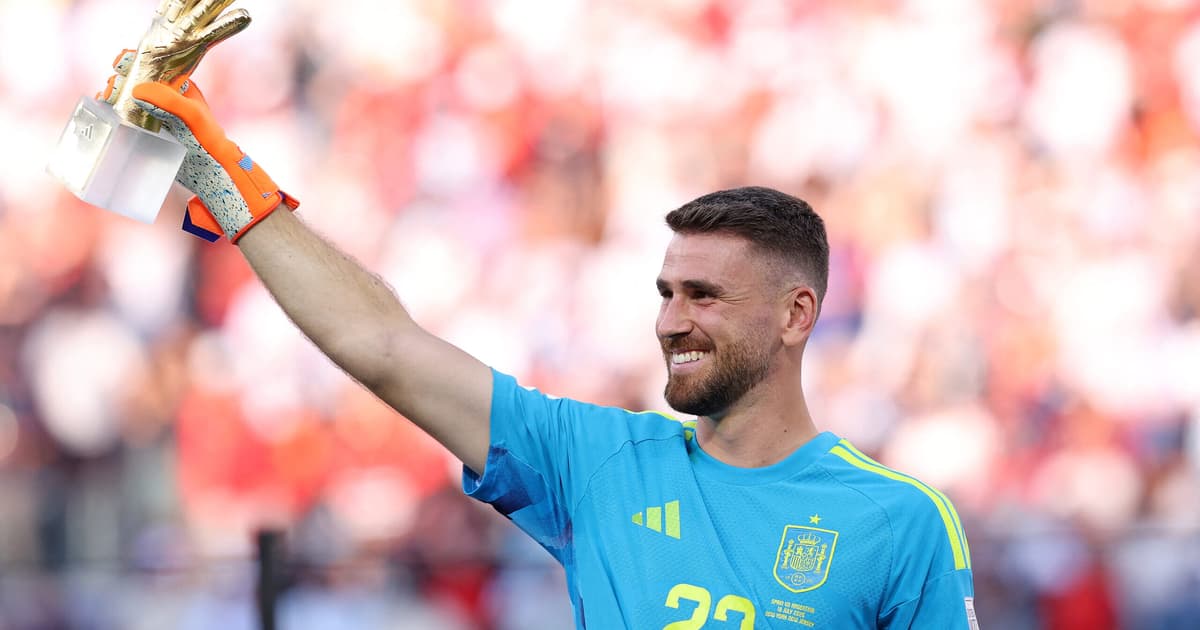 Unai Simón recebe prêmio na Copa após recorde da Espanha