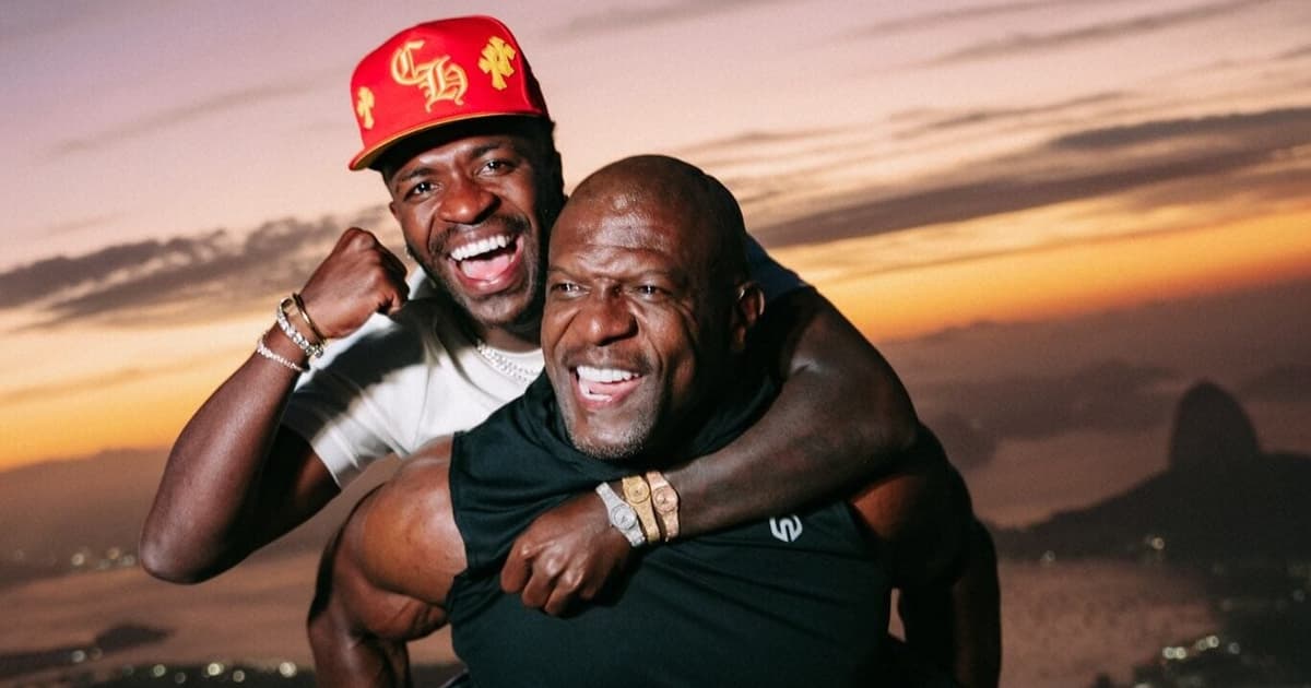 Momento entre Vini Jr e Terry Crews no Rio de Janeiro viraliza: 'Épico'
