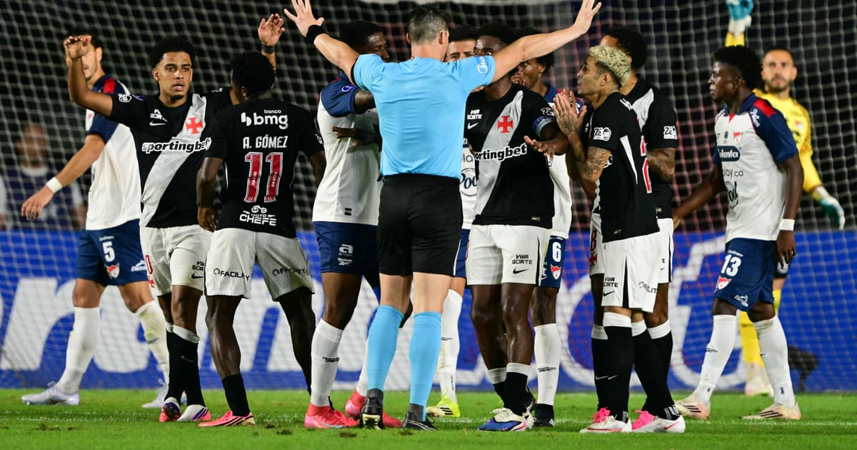 Simon dispara contra arbitragem em Vasco x Ind. Medellín: 'Acabar o futebol'