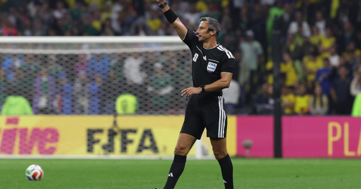 Árbitro se emociona ao saber que apitará final da Copa do Mundo; veja