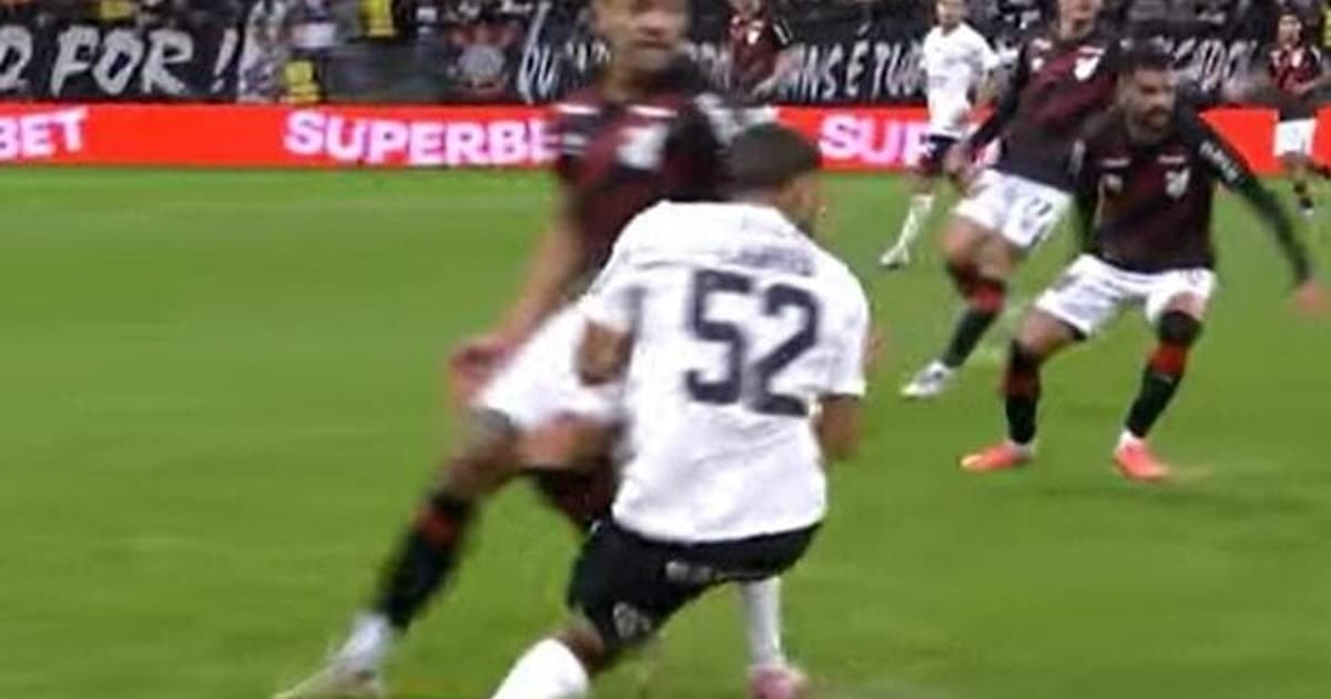 Labyad é substituído de maca após grave torção no joelho em partida do Corinthians