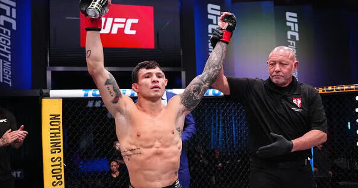Brasileiro entra no top-15 do peso-mosca após UFC 329