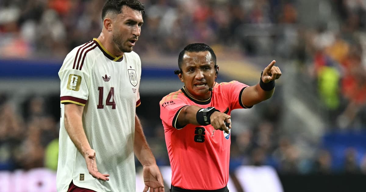 Zagueiro da Espanha critica arbitragem antes da final: 'Surpreenderam'