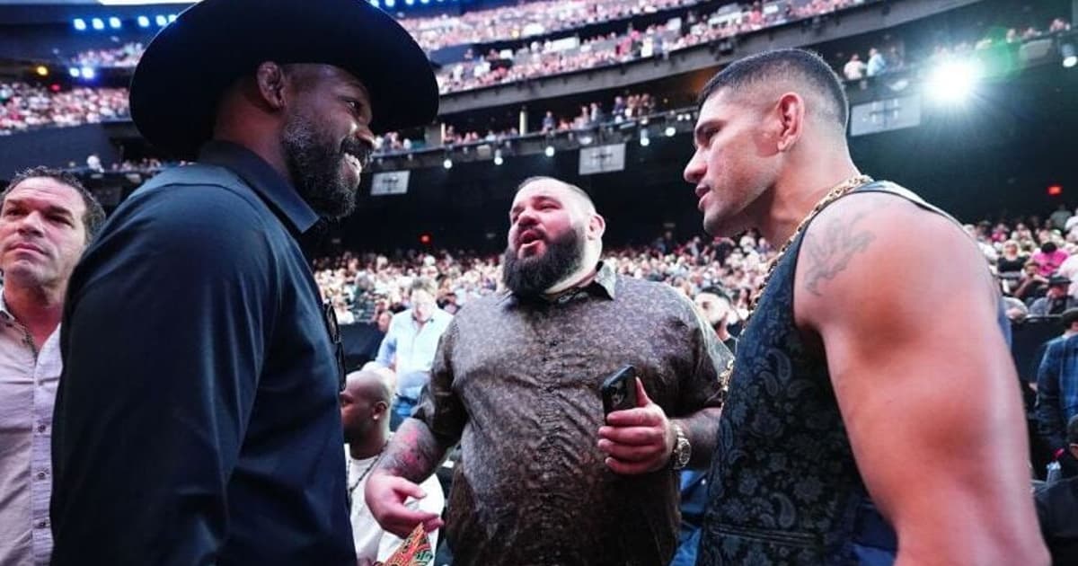 Alex Poatan e Jon Jones se encontram nos bastidores do UFC 329