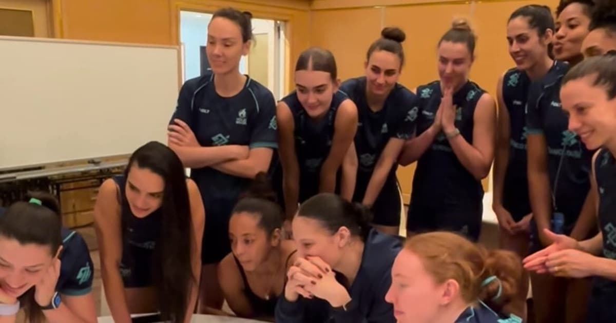 VÍDEO: Após cirurgia, Julia Kudiess recebe surpresa da Seleção