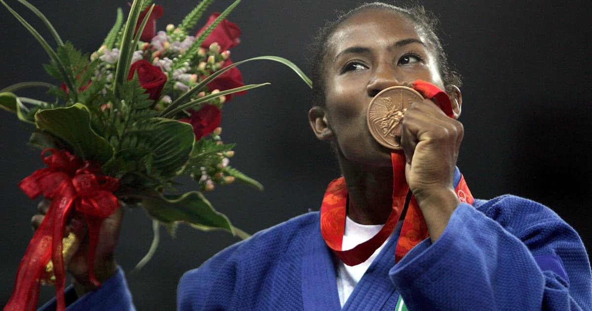 Medalhista olímpica, Ketleyn Quadros se aposenta dos tatames e é homenageada