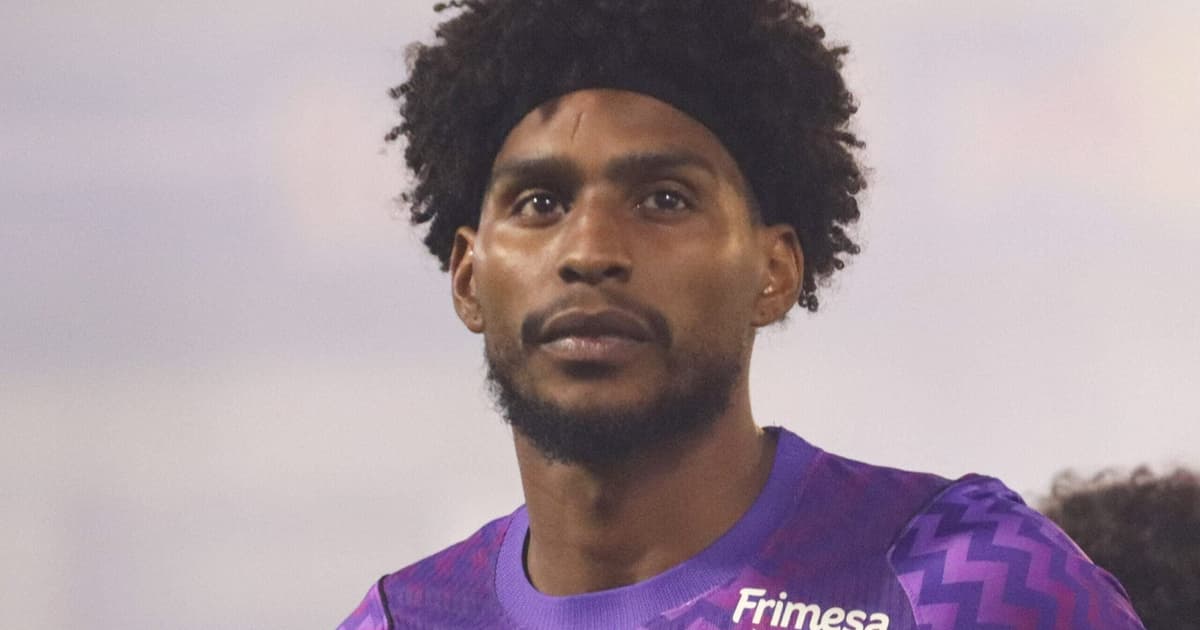 Hugo Souza denuncia racismo, e árbitro paralisa Rosario Central x Corinthians